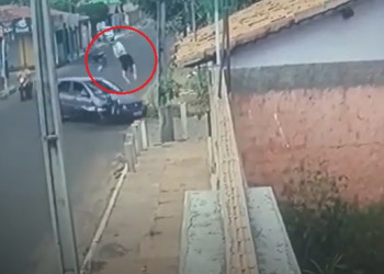 Vídeo flagra motociclista sendo arremessado durante acidente em Campo Maior